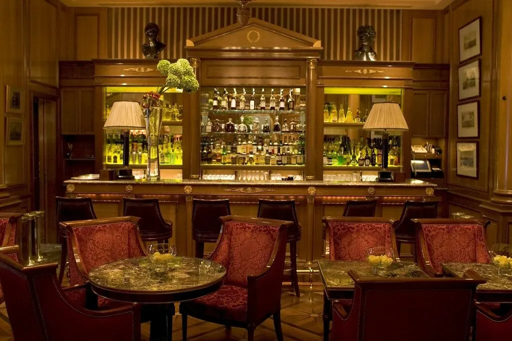 Four Seasons George V מלון 5*