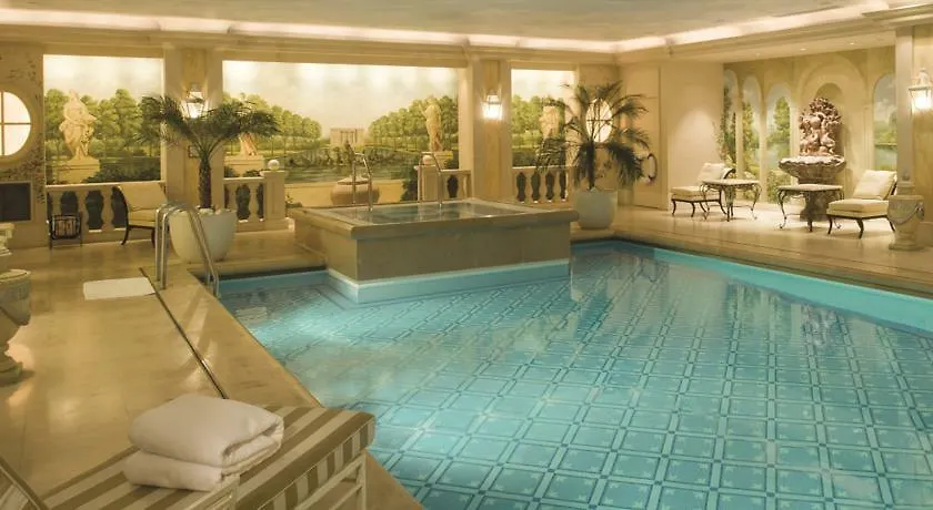Four Seasons George V מלון 5*